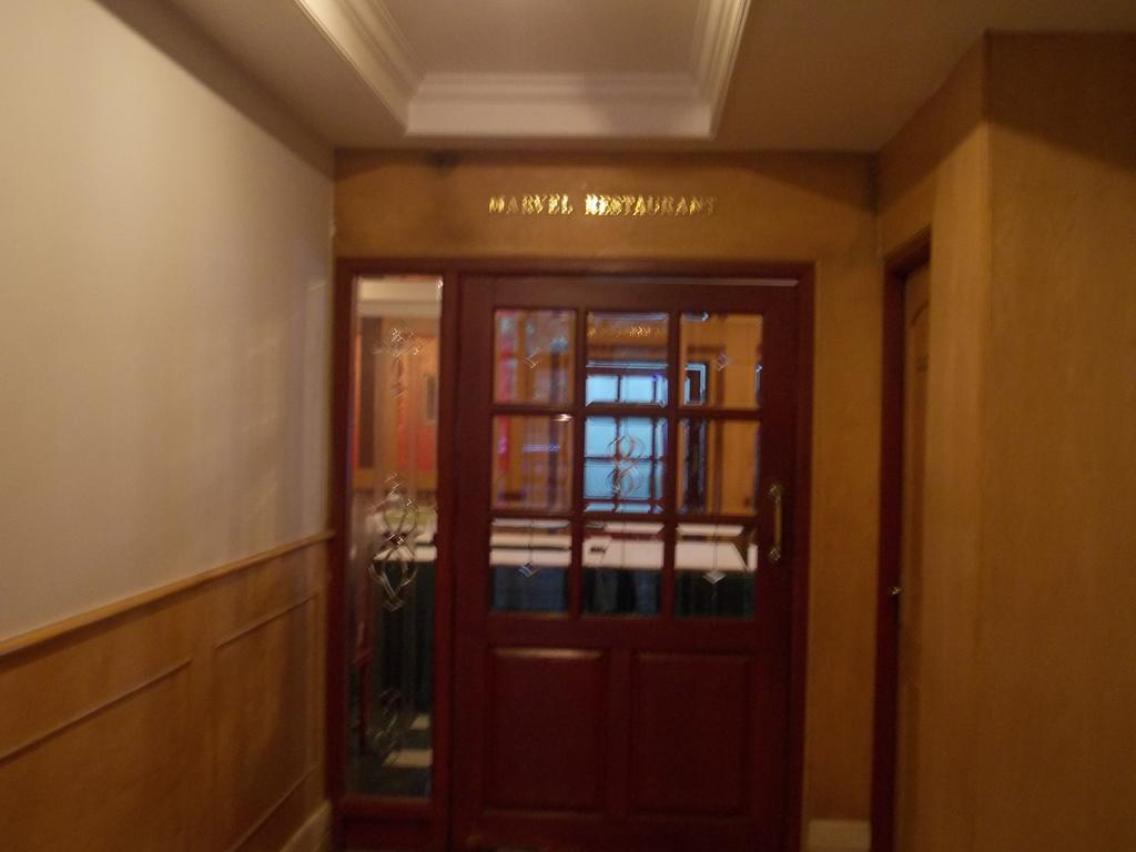 Hotel Metro Manor Madras Buitenkant foto